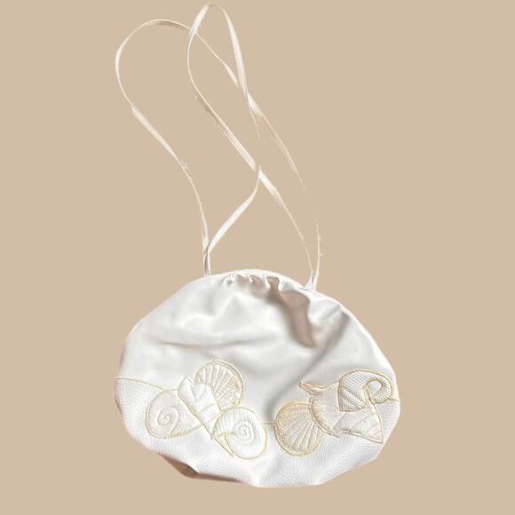 WHITE EMBROIDERED SEASHELL PURSE WITH SOME WEAR - Picture 1 of 4